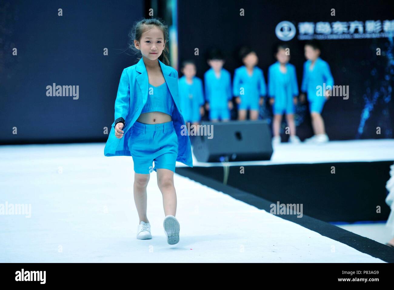 Qingdao, Qingdao, China. 9. Juli 2018. Qingdao, China - Kids Fashion Show in Qingdao statt, der ostchinesischen Provinz Shandong. Credit: SIPA Asien/ZUMA Draht/Alamy leben Nachrichten Stockfoto