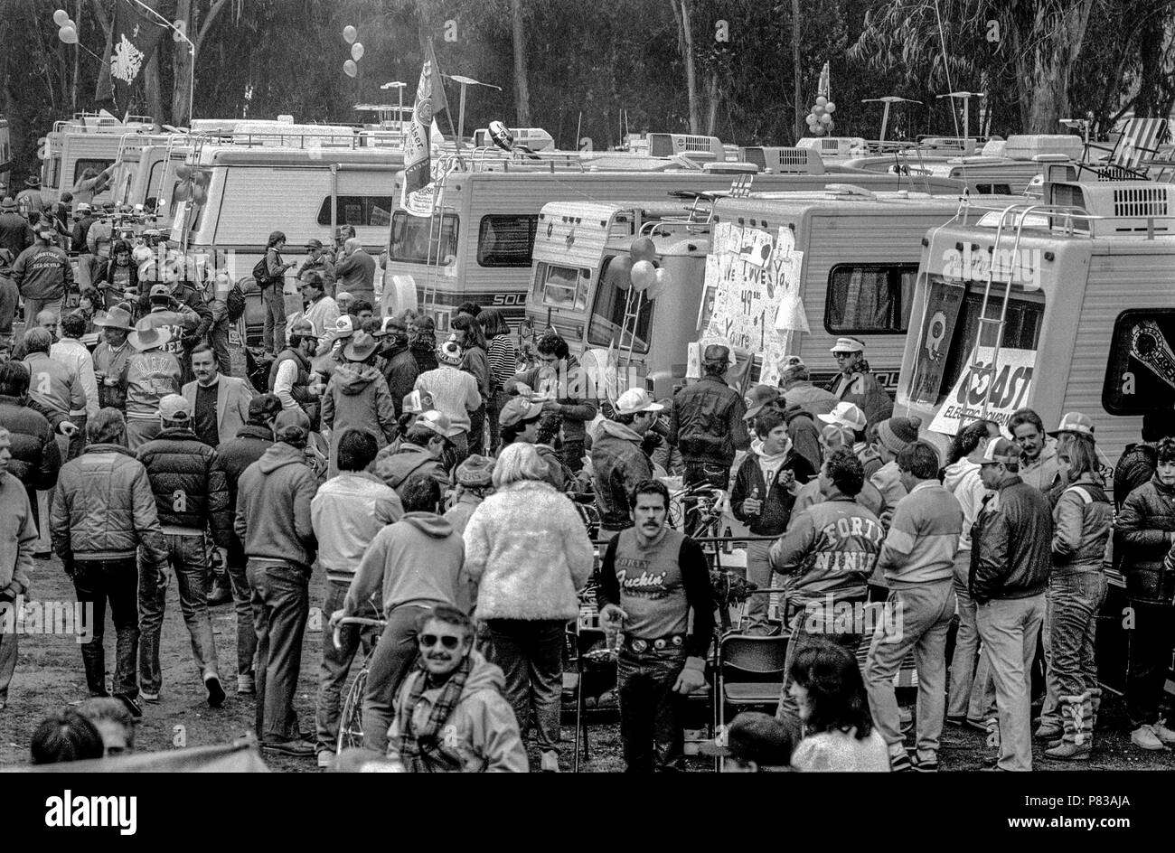 Stanford, Kalifornien, USA. 20 Jan, 1985. Fans trinken und essen im Super Bowl XIX Heckklappe an der Stanford University Campus. Die San Francisco 49ers besiegten die Miami Dolphins 38-16 am Sonntag, 20. Januar 1985. Credit: Al Golub/ZUMA Draht/Alamy leben Nachrichten Stockfoto