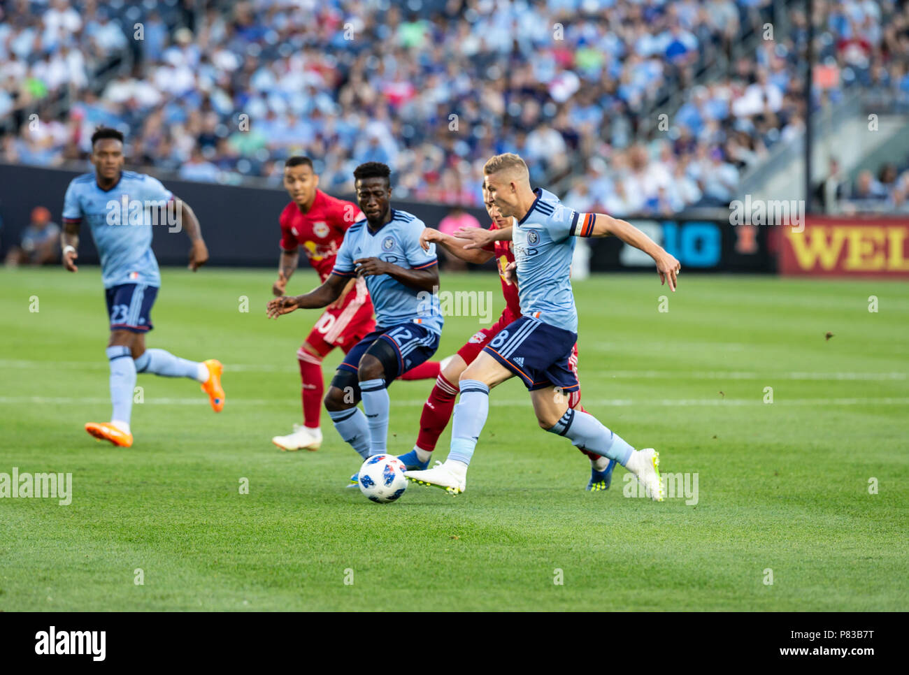 New York, USA. 8. Juli 2018. Alexander Ring (8) von NYCFC ball Kontrollen während der Mls regulären Spiel gegen New York Red Bulls im Yankee Stadium Credit: Lev radin/Alamy leben Nachrichten Stockfoto
