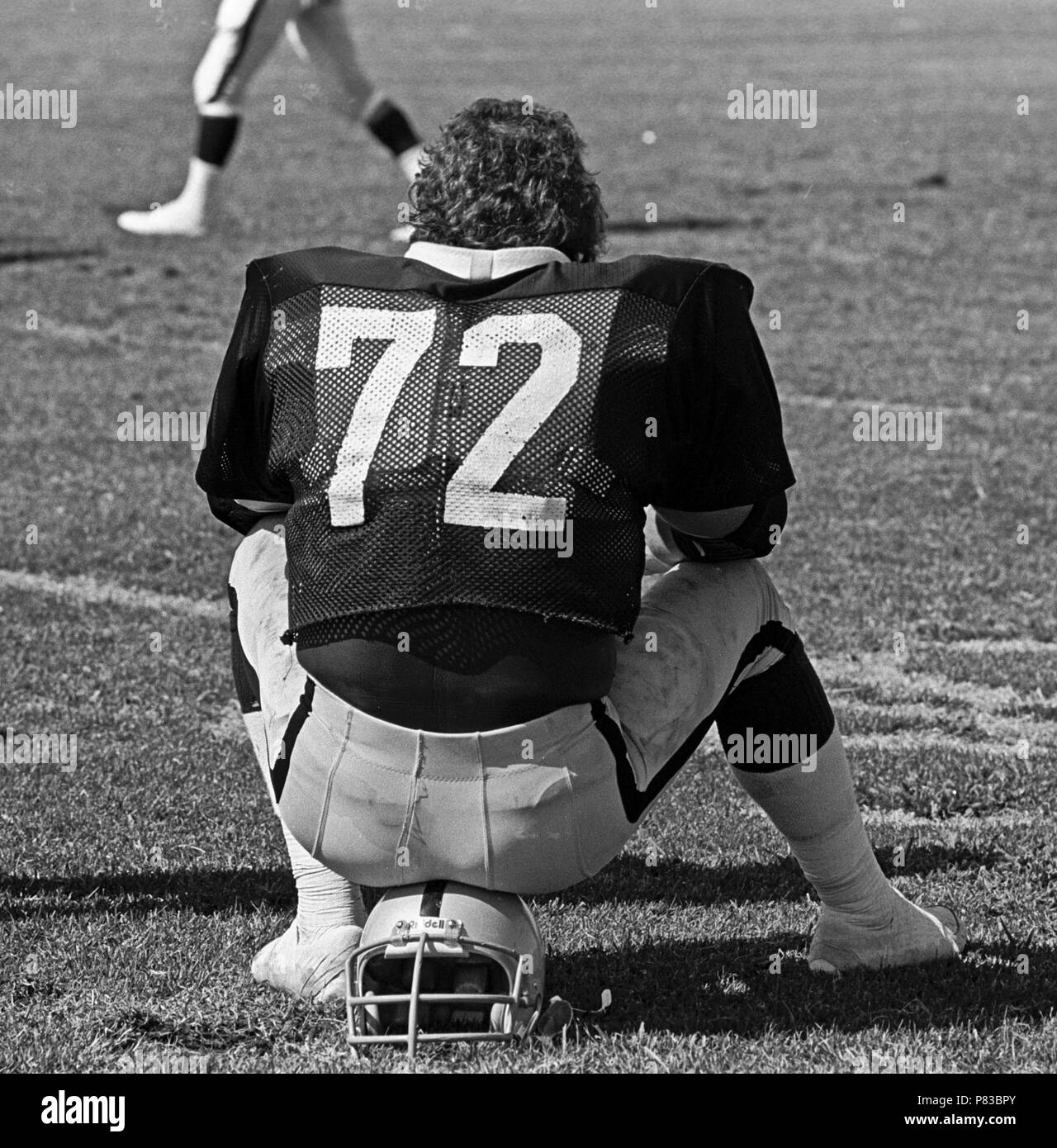 Santa Rosa, Kalifornien, USA. 10 Aug, 1982. Oakland Raiders Trainingslager August 10, 1982 El Rancho Tropicana, Santa Rosa, Kalifornien. Oakland Raiders linebacker John Matuszak Credit: Al Golub/ZUMA Draht/Alamy leben Nachrichten Stockfoto