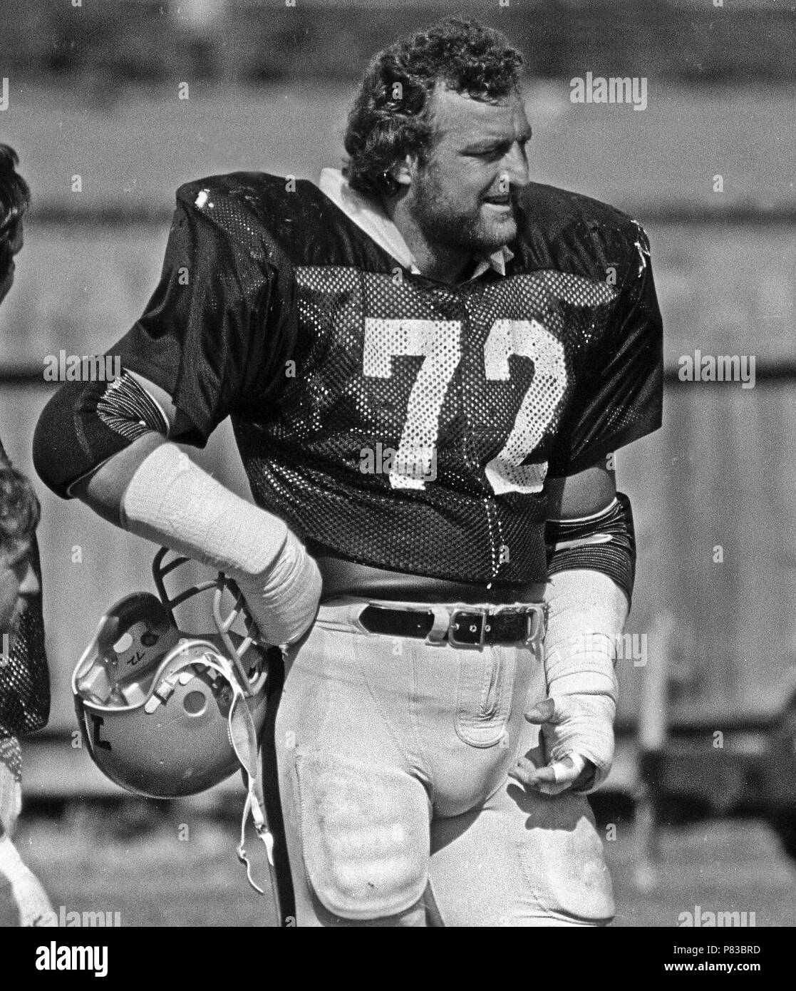 Santa Rosa, Kalifornien, USA. 10 Aug, 1982. Oakland Raiders Trainingslager August 10, 1982 El Rancho Tropicana, Santa Rosa, Kalifornien. Oakland Raiders linebacker John Matuszak Credit: Al Golub/ZUMA Draht/Alamy leben Nachrichten Stockfoto