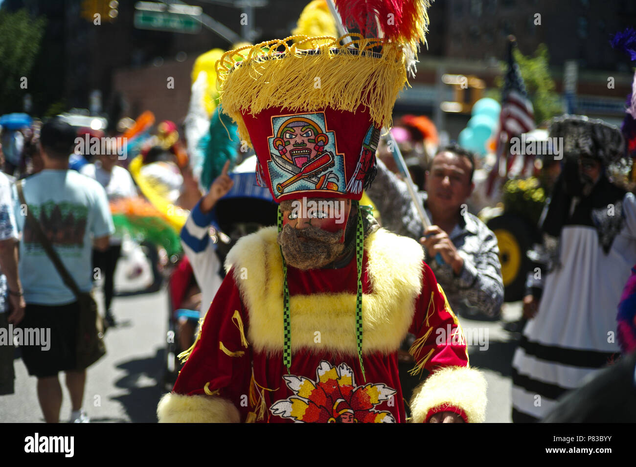 New York City, Queens, USA. 8. Juli 2018. Chinelos sind eine Art von traditionellen kostümierte Tänzer, die im mexikanischen Bundesstaat Morelos beliebt ist, Teile des Staates von Mexiko und der Föderalen Bezirk von Mexiko Stadt, vor allem von den Bezirken Milpa Alta und Xochimilco. Die Tradition entstand aus der Vermischung von Indigenen und katholischen Traditionen, vor allem der Karneval, mit dessen Genehmigung, die Abgeklebt und zu verspotten. Chinelos mock die Europäer und die Europäischen Manierismus aus der Kolonialzeit bis zum Ende des 19. Jahrhunderts. Feier der Flower Festival in New York, entlang der 37th Avenue, Stockfoto