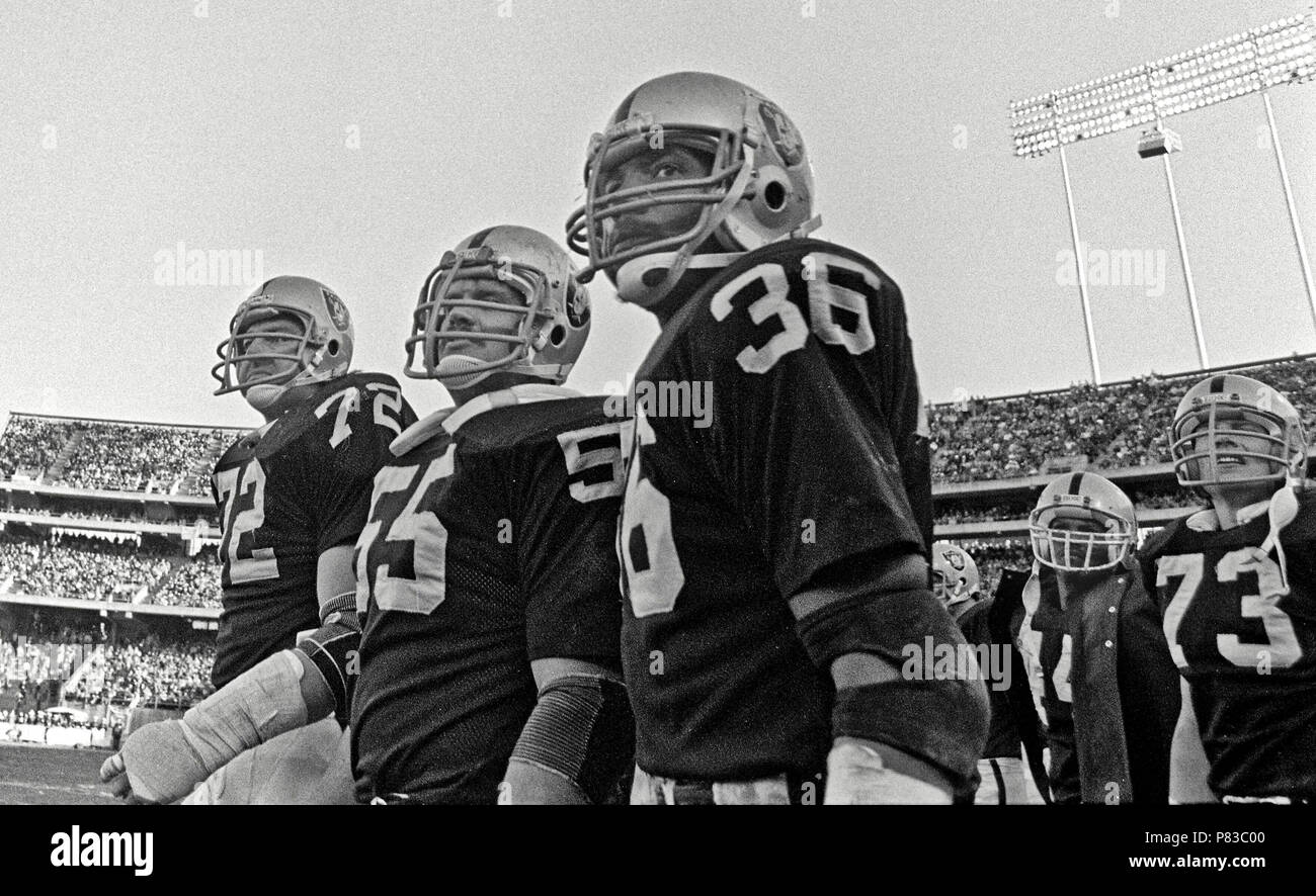 Oakland, Kalifornien, USA. 7 Dez, 1980. Oakland Raiders vs Dallas Cowboys an Oakland-Alameda County Coliseum Sonntag, Dezember 7, 1980 am Rande machen Sie sich bereit für die Aktion der Oakland Raiders Defensive Ende John Matuszak (72), Linebacker Matt Millen (55) und Defensive zurück Mike Davis (36). Räuber auf die Cowboys 13-19 verloren, aber Sie werden den Superbowl in der Nachsaison. Credit: Al Golub/ZUMA Draht/Alamy leben Nachrichten Stockfoto