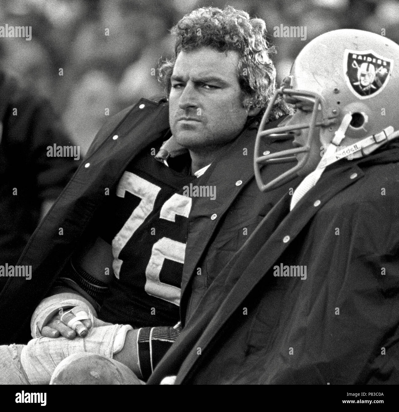 Oakland, Kalifornien, USA. 7 Dez, 1980. Oakland Raiders vs Dallas Cowboys an Oakland-Alameda County Coliseum Sonntag, Dezember 7, 1980 Oakland Raiders Defensive Ende John Matuszak (72) auf der Bank. Räuber auf die Cowboys 13-19 verloren, aber Sie werden den Superbowl in der Nachsaison. Credit: Al Golub/ZUMA Draht/Alamy leben Nachrichten Stockfoto