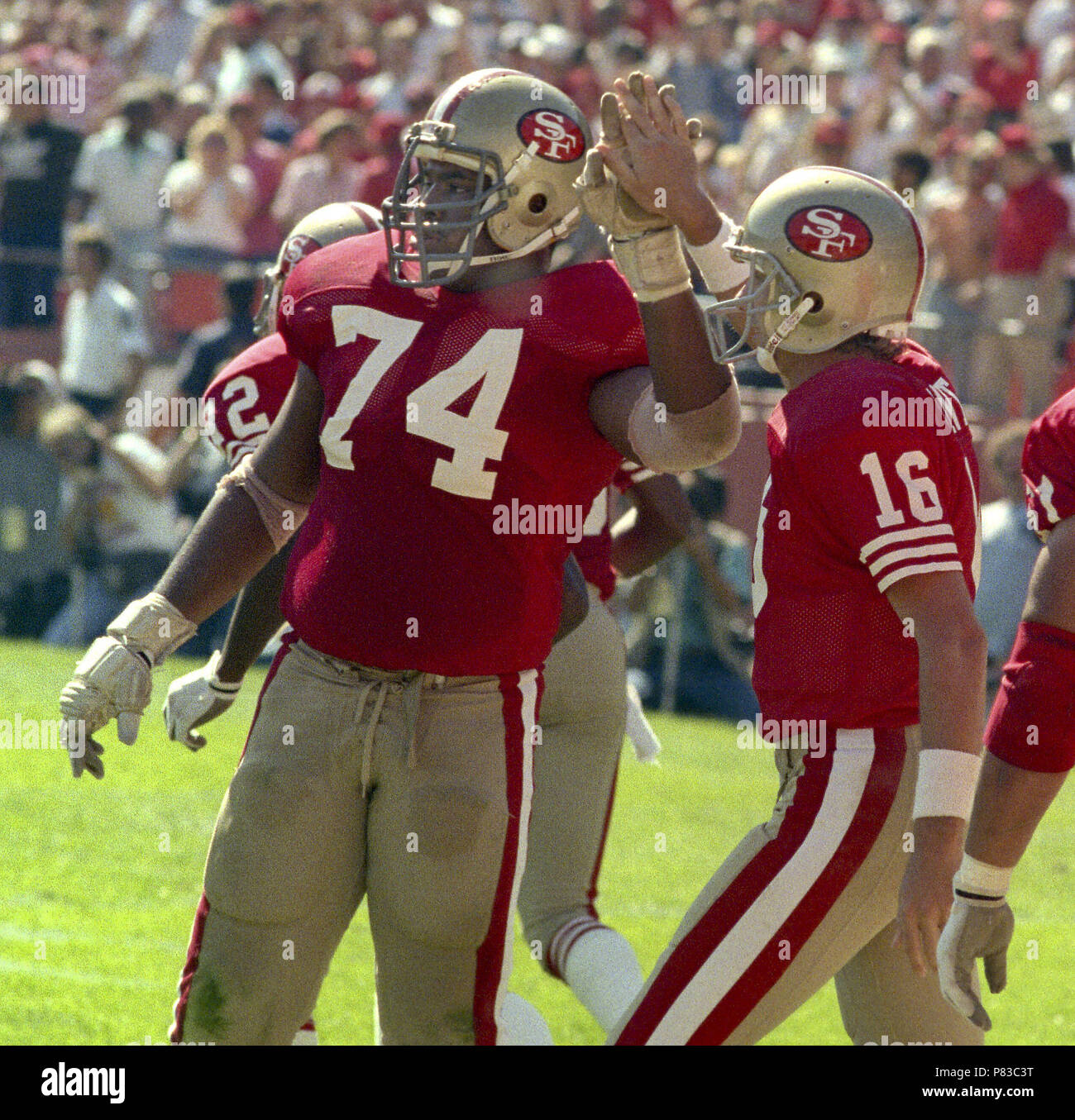 San Francisco, Kalifornien, USA. 9. Okt. 1988. San Francisco 49ers vs Denver Broncos im Candlestick Park Sonntag, 9. Oktober 1988. Broncos Beat 49ers 16-13. San Francisco Guard Steve Wallace (74) feiert mit Quarterback Joe Montana Credit: Al Golub/ZUMA Draht/Alamy leben Nachrichten Stockfoto