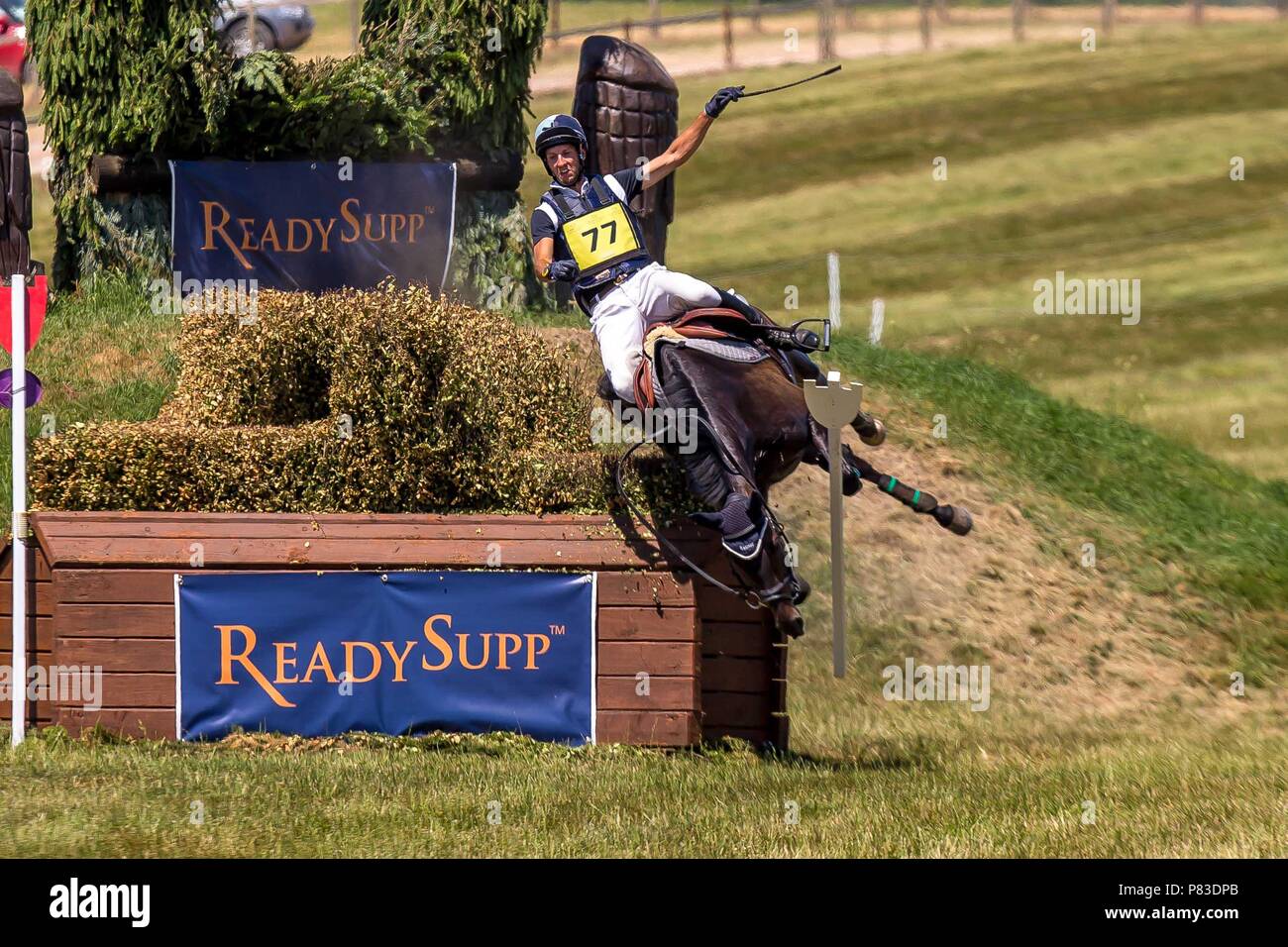 Wiltshire, UK. 8. Juli 2018. Faller. Arthur Duffort reiten Gredington Mailthyme. FRA. Tag 4. CIC***. Abschnitt B. Querfeldein. St James Barbury Horse Trials. Wroughton. Wilstshire. UK. 08/07/2018. Credit: Sport in Bildern/Alamy leben Nachrichten Stockfoto