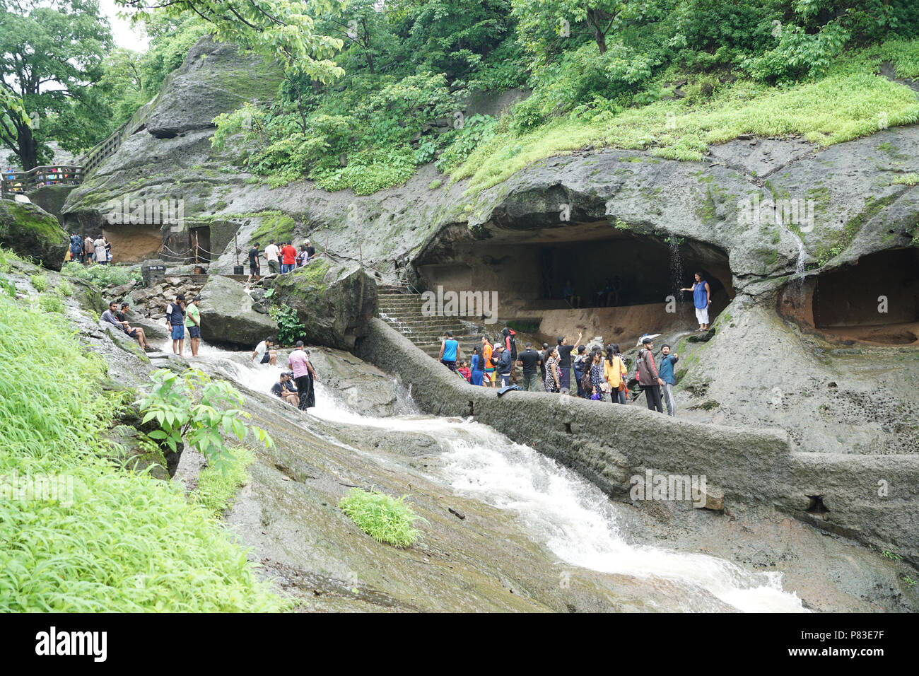 Mumbai, Indien, 8. Juli 2018: Personen, die Regen- und Wasserfall bei kanheri Caves, sangay Gandhi National Park, Boriboli in Mumbai am 8. Juli 2018. Foto von prodip Guha Stockfoto