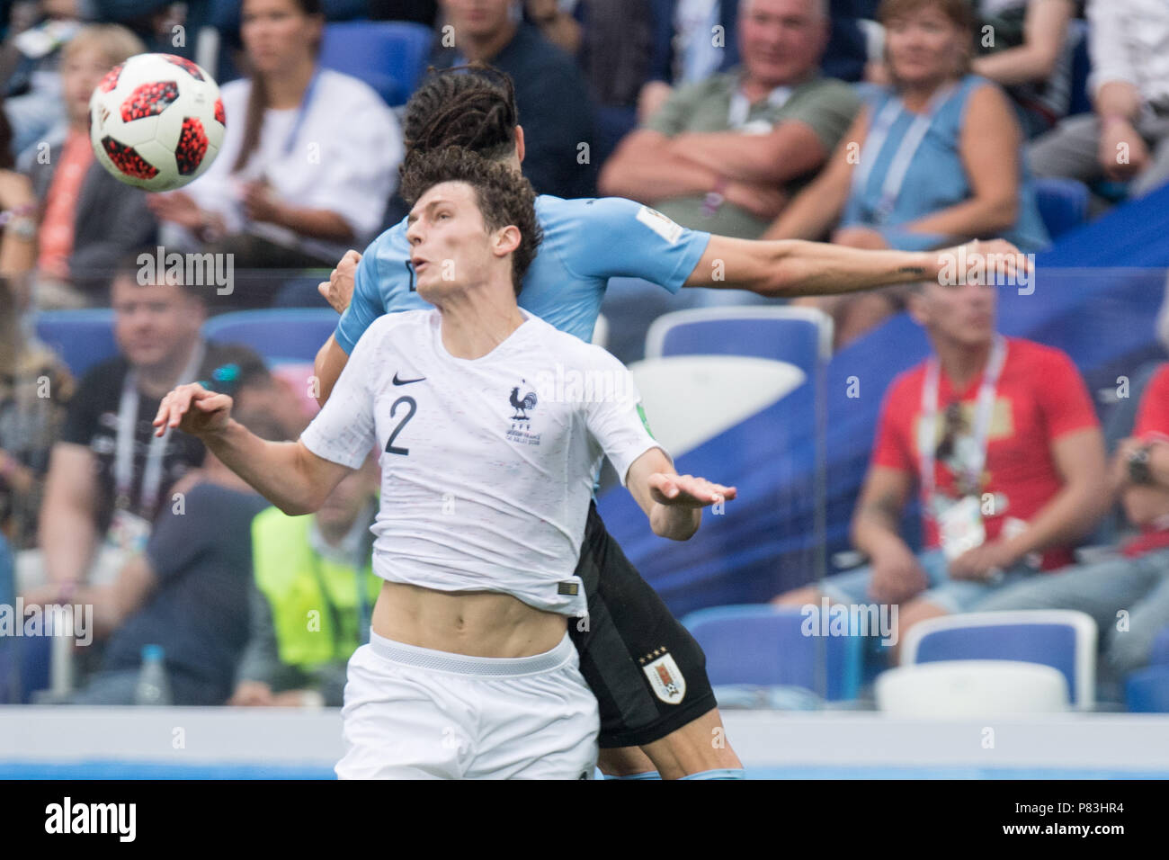 Benjamin PAVARD (FRA) im Kopf Duell mit einem uruguayischen Player, Action, Kampf um den Ball, Dogfight, Uruguay (uru) - Frankreich (FRA) 0:2, Viertelfinale, Spiel 57, am 06.07.2018 in Nischni Nowgorod; Fußball-WM 2018 in Russland vom 14.06. - 15.07.2018. | Verwendung weltweit Stockfoto