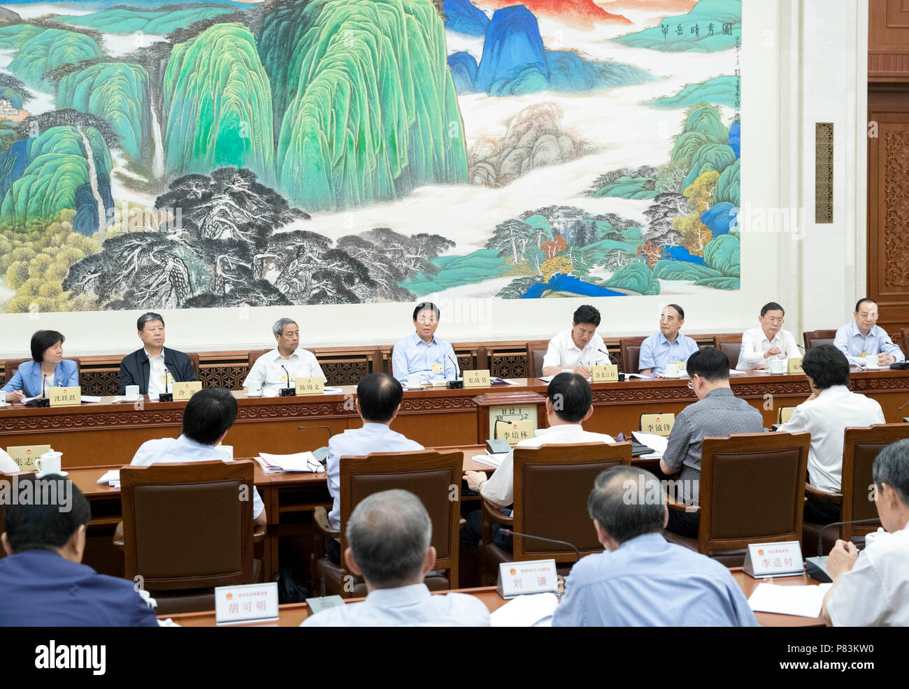 Peking, China. 9. Juli 2018. Podiumsdiskussionen werden an einer laufenden Sitzung des Nationalen Volkskongresses (NVK) Ständiger Ausschuss einen Bericht über die Umsetzung der Luftreinhaltung Recht sowie einen Entwurf eines Beschlusses zur Stärkung der umfassende Schutz der Umwelt und der Unterstützung der Bekämpfung der Luftverschmutzung in Übereinstimmung mit dem Gesetz in Peking, der Hauptstadt von China, 9. Juli 2018 statt. Li Zhanshu (4.L, Zurück), Vorsitzender des Ständigen Ausschusses des NVK, nahmen an der Podiumsdiskussionen. Credit: Wang Ye/Xinhua/Alamy leben Nachrichten Stockfoto