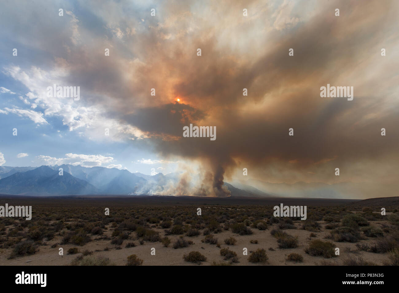 Alabama Hills, Lone Pine, CA. Juli 8, 2018. Der Georges Feuer brennt in den Alabama Hills westlich von Lone Pine, CA in der östlichen Sierra Nevadas. Die Ursache wird derzeit untersucht. Blitz hatte in der Gegend beobachtet. Feuerwehr von Inyo National Forest, das Büro des Land-Managements (BLM), CALFIRE und örtlichen Feuerwehren sind die löscharbeiten mit Hilfe von Air Tanker und Hubschrauber. Die Hubschrauber sind Zeichnung Wasser aus dem in der Umgebung California Aquädukt. Credit: Ironstring/Alamy leben Nachrichten Stockfoto