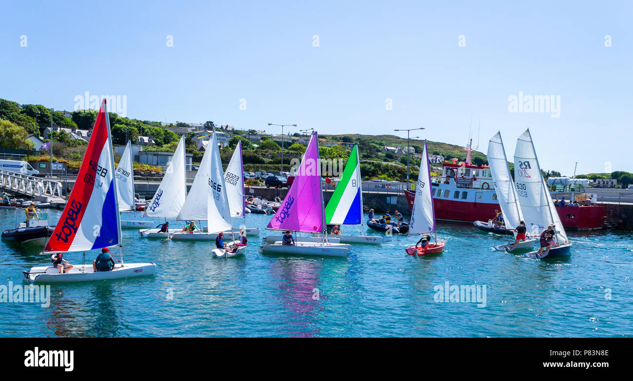 Baltimore, West Cork, Irland. 9. Juli 2018. Kinder aller Altersstufen lernen in Baltimore Yacht Club auf einen herrlichen Nachmittag mit einer leichten Brise zum Segeln ihre Segel zu füllen. Der Kurs ist für Jugendliche laufen, um einen Ton zu Erdung in den Spaß am Segeln geben. Credit: aphperspective/Alamy leben Nachrichten Stockfoto