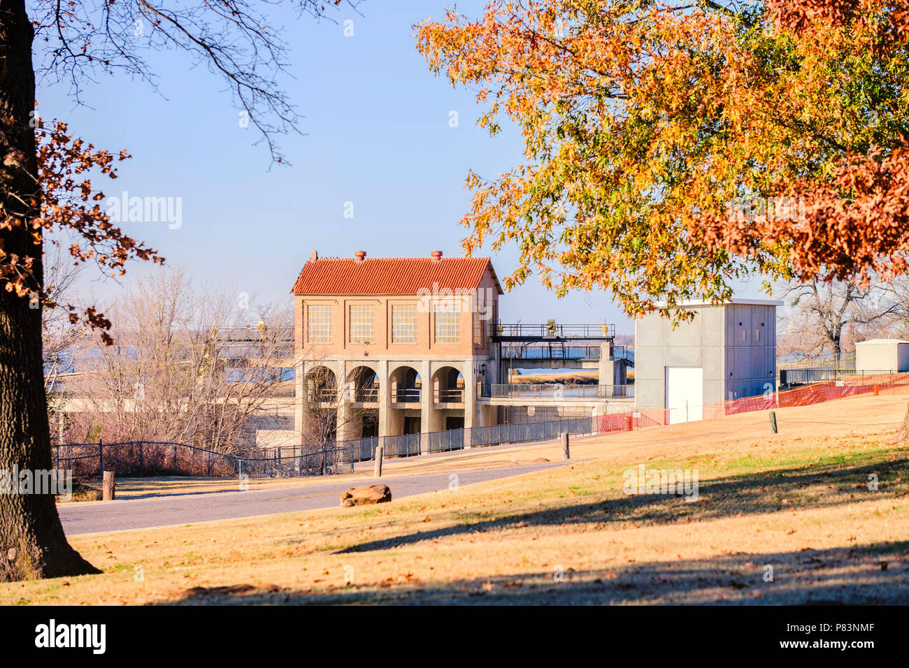 Overholser dam im Herbst mit einem bunten Stift Eiche im Vordergrund. Oklahoma City, Oklahoma, USA. Stockfoto