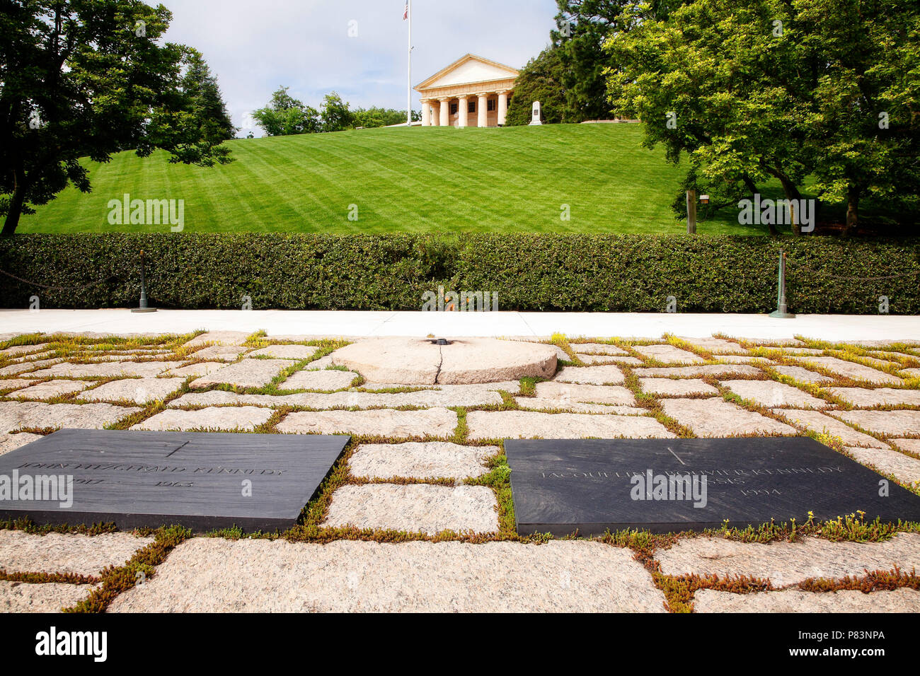 Die Gräber der ehemalige Präsident John Kennedy und seine Frau Jacqueline Kennedy auf dem Arlington National Cemetery, Arlington, Virginia. Stockfoto