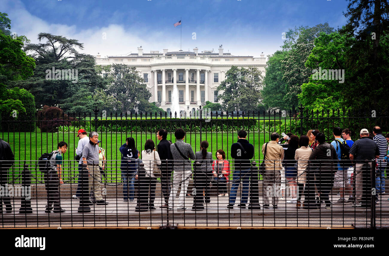 Touristen sammeln im Weißen Haus South Lawn in Washington, DC. Stockfoto