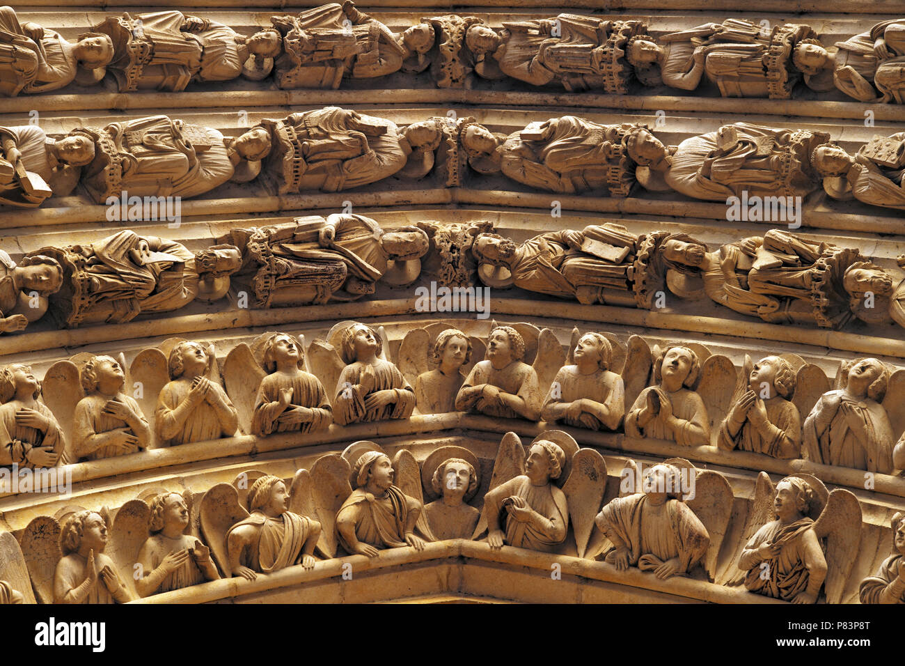 Detail der Engel und religiöse Figuren in Stein gemeißelt, die Kathedrale Notre Dame, Paris, Frankreich, Europa Stockfoto