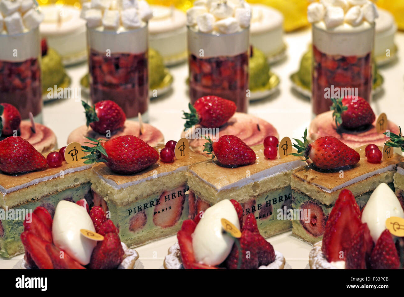 Auswahl von frischem Obst Kuchen und Desserts in einer Reihe, Paris, Frankreich, Europa Stockfoto