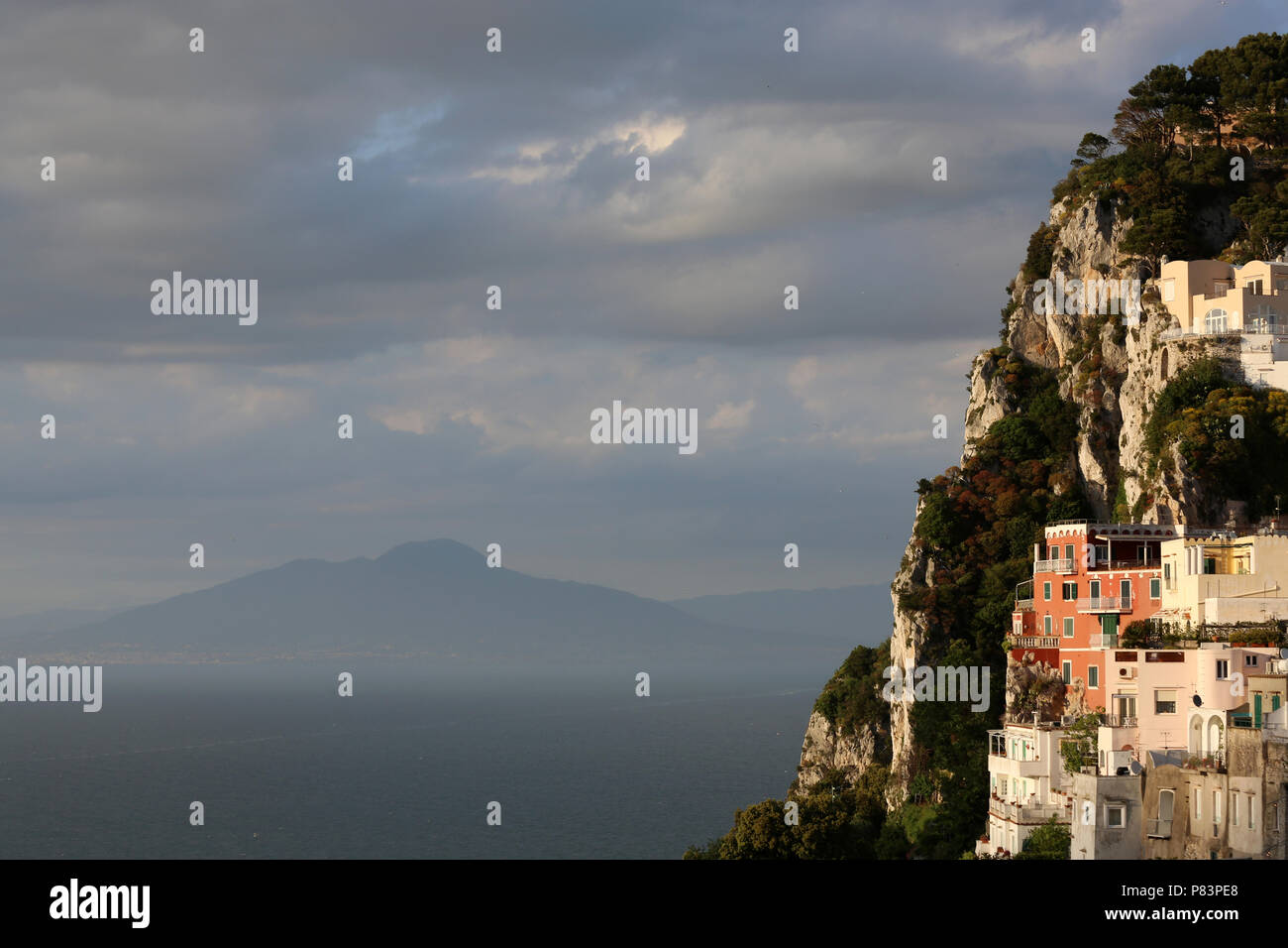 Häuser auf Klippen und entfernten Blick auf den Vesuv, Italien, Europa Stockfoto