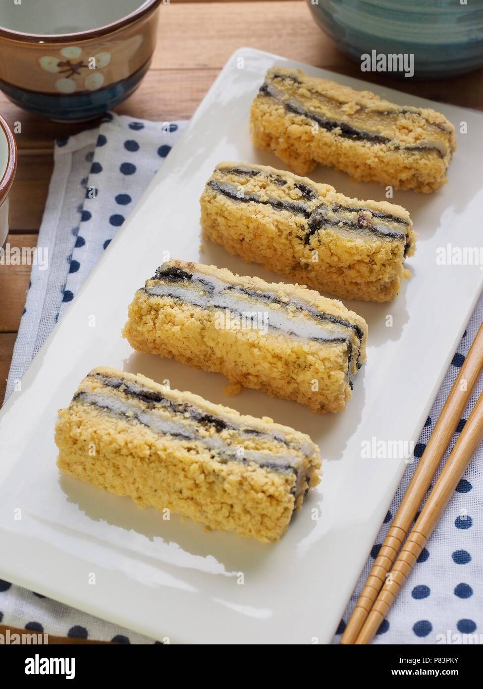 Koreanisches Essen schwarzer Sesam Pulver Soja Klebreis Kuchen Stockfoto