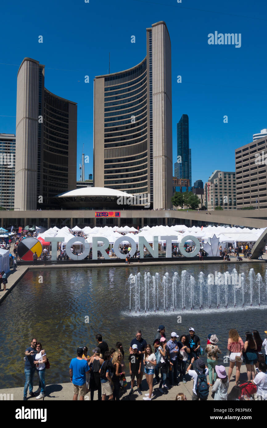 Blick auf Nathan Phillips Square und Zeichen in der Innenstadt von Toronto in Toronto, Ontario, Kanada Stockfoto