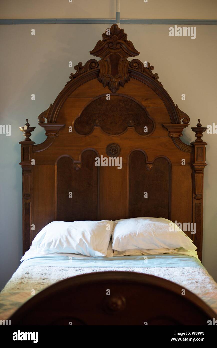 Eine aufwändige Altes antikes Bett mit hohem Kopfteil Stockfotografie -  Alamy