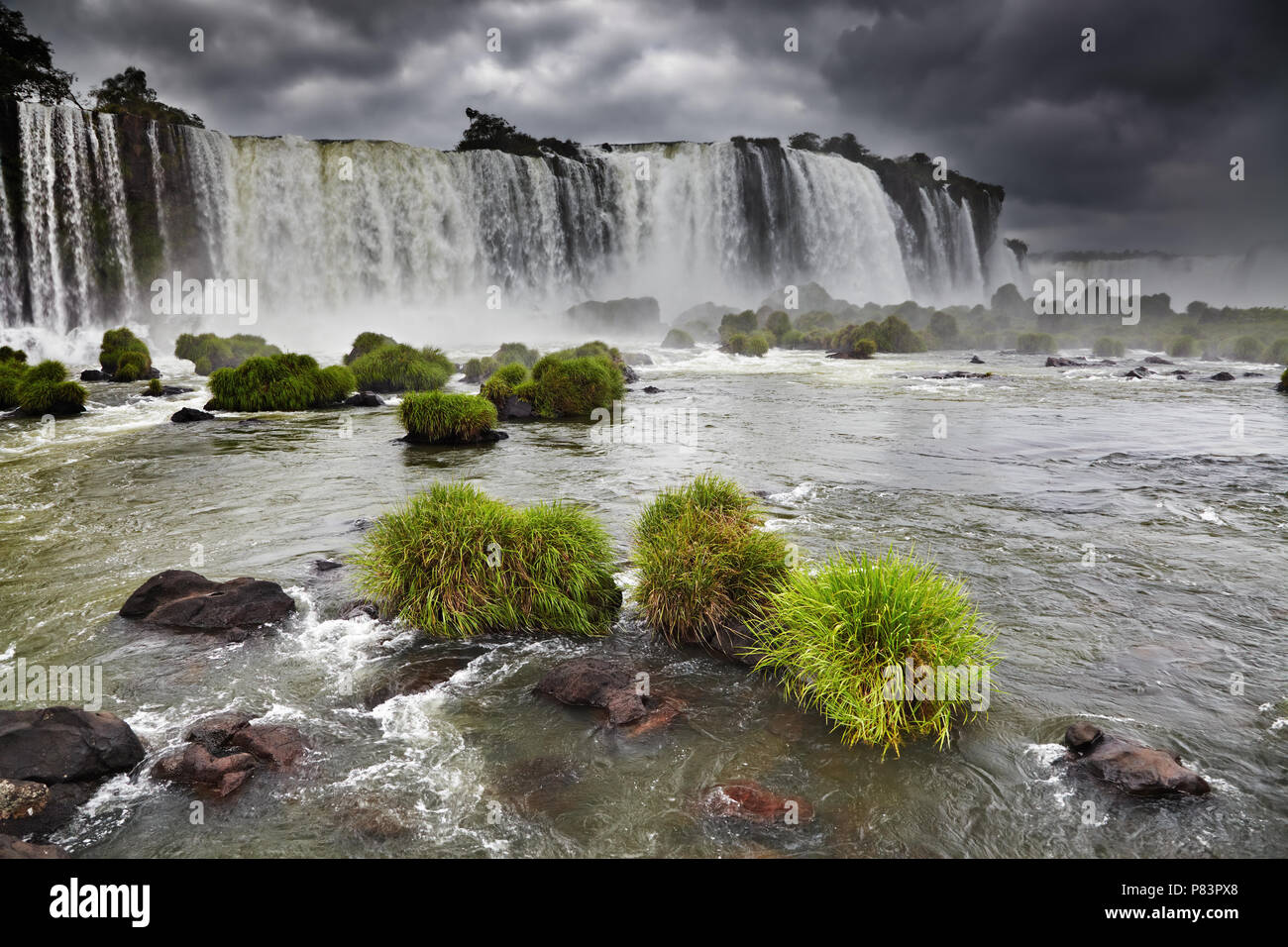 Iguaçu-Wasserfälle, die grössten Wasserfälle der Welt, an der brasilianischen und argentinischen Grenze gelegen, Blick von der brasilianischen Seite Stockfoto