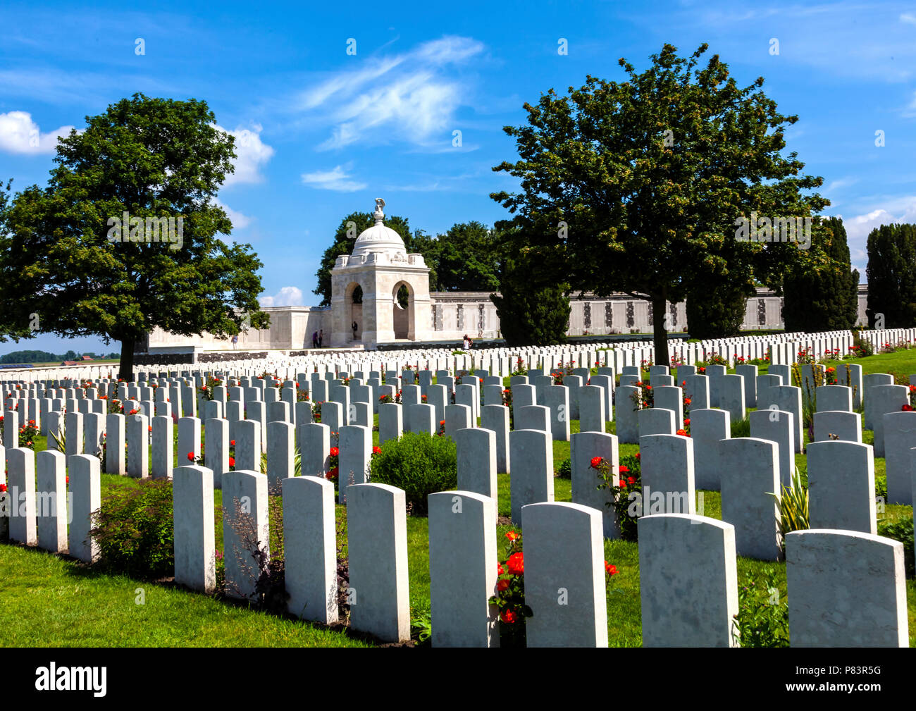 Die gekrümmte Tyne Cot Memorial blickt auf die Grundsteine des Commonwealth Soldaten im Ersten Weltkrieg an der Tyne Cot Friedhof in Belgien getötet Stockfoto
