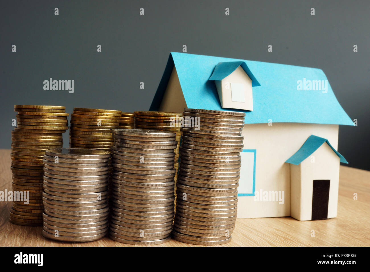 Immobilien wert. Modell von Haus und Stapel von Münzen. Stockfoto