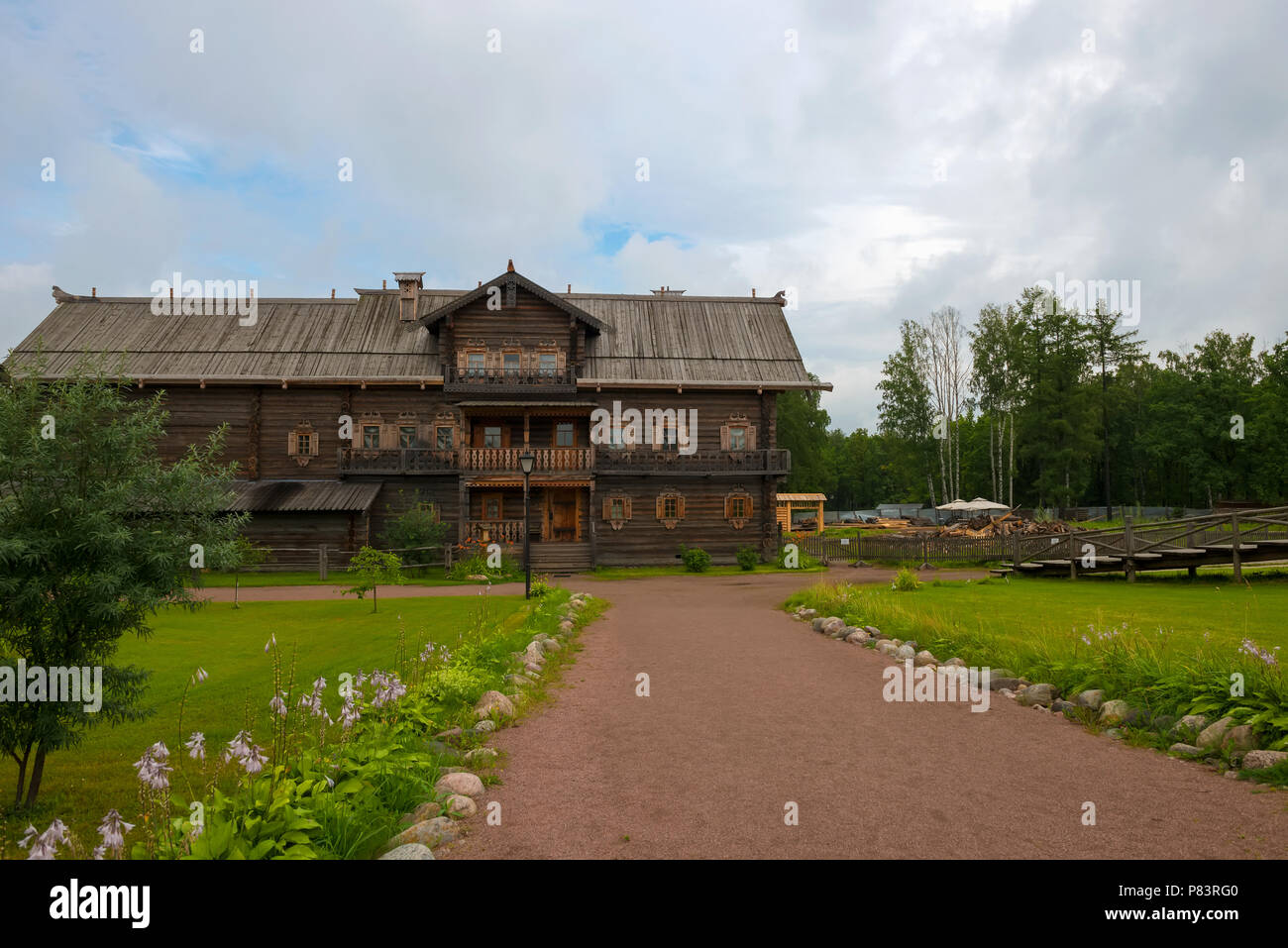 Russland, SANKT PETERSBURG - 18. AUGUST 2017: Das rekonstruierte Haus der Kaufmann Kostin aus Bogoslovka Zaonezhye in der Immobilien. Gebäude von 1871. Stockfoto