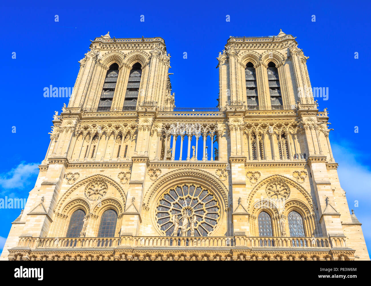 Details der französischen Architektur der Kathedrale Notre Dame von Paris, Frankreich. Schönen, sonnigen Tag in den blauen Himmel. Unsere Liebe Frau von Paris Kirche. Zentrale Hauptfassade mit Türmen und gotischen Rosetten. Stockfoto