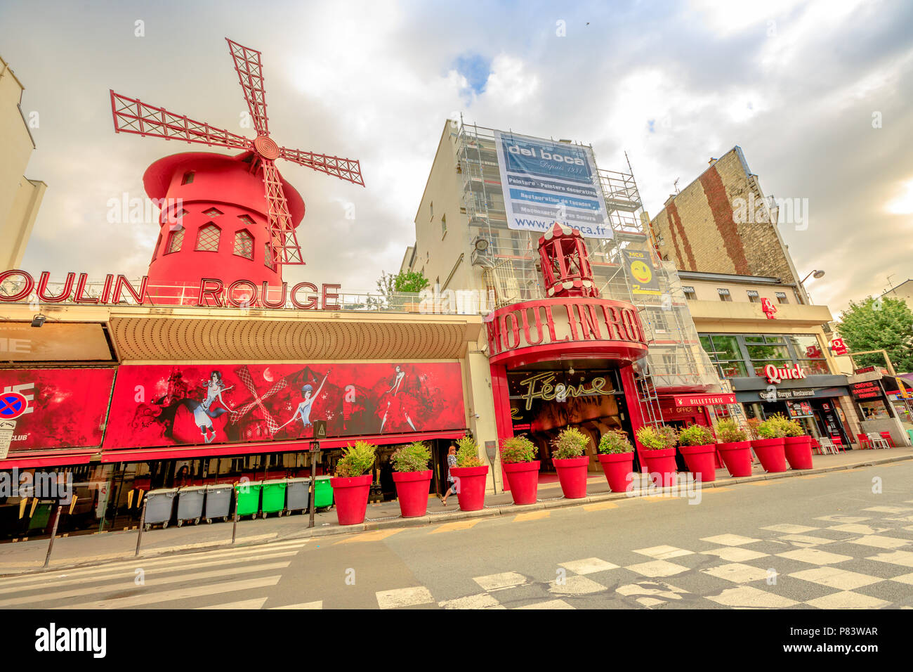 Paris, Frankreich, 1. Juli 2017: Boulevard de Clichy und Nachtclub Moulin Rouge in Pigalle rot leuchtet. Beliebtesten historischen Theater und Kabarett Attraktion von Paris. Tourismus in Paris Hauptstadt Stockfoto