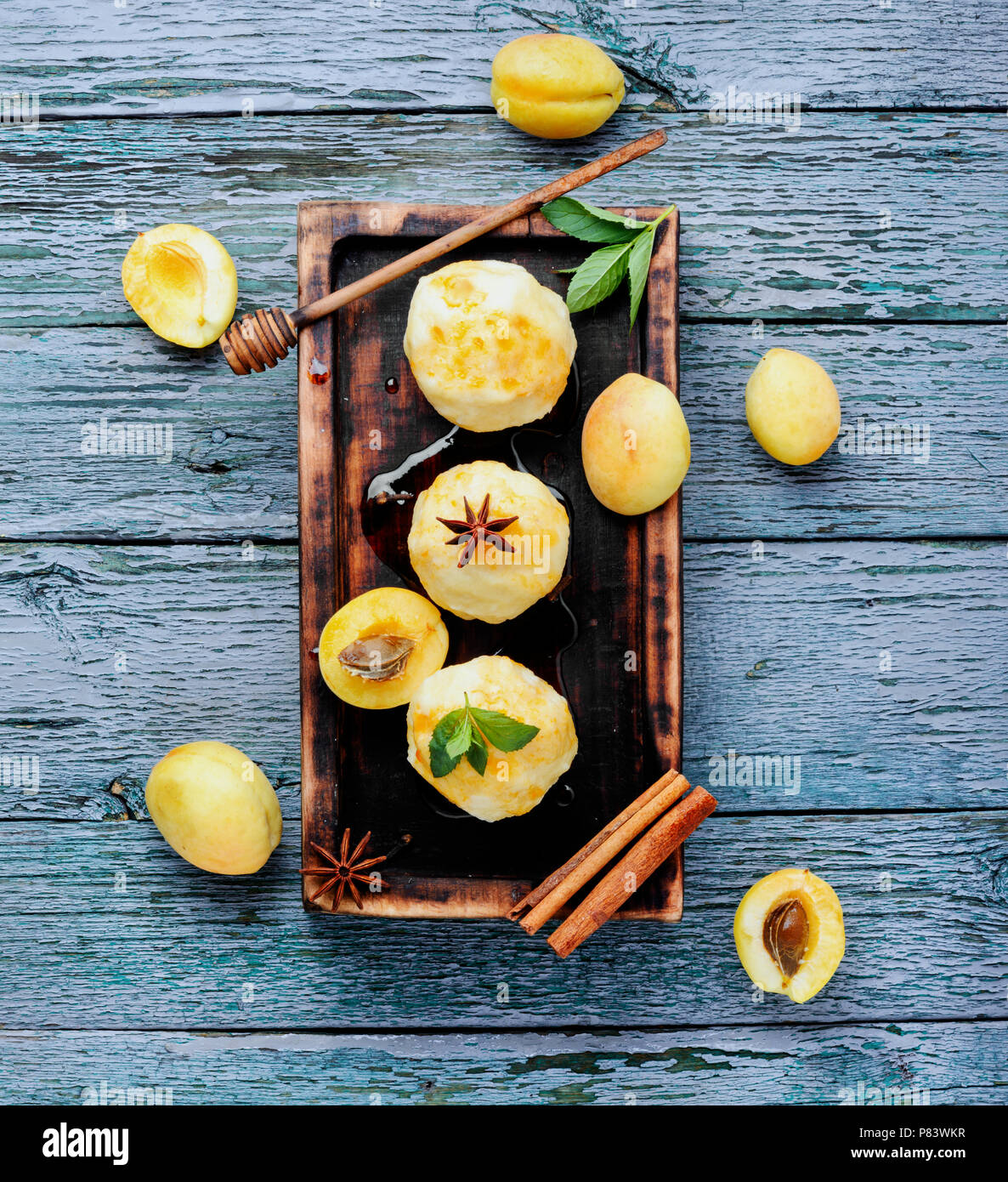 Obstknödel mit Aprikosen und würzige Sirup Stockfoto