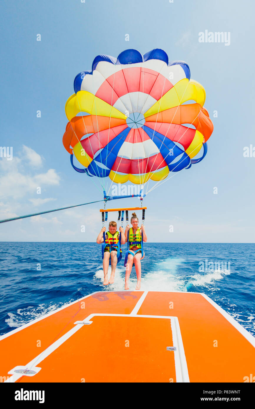 Parasailing Wasser Amusement - Fliegen an einem Fallschirm hinter einem Boot  auf einen Urlaub am Meer in der Anlage Stockfotografie - Alamy