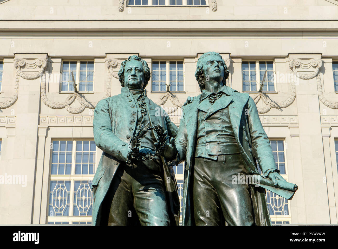 Goethe und Schiller Denkmal vor dem Nationaltheater in Weimar. Stockfoto