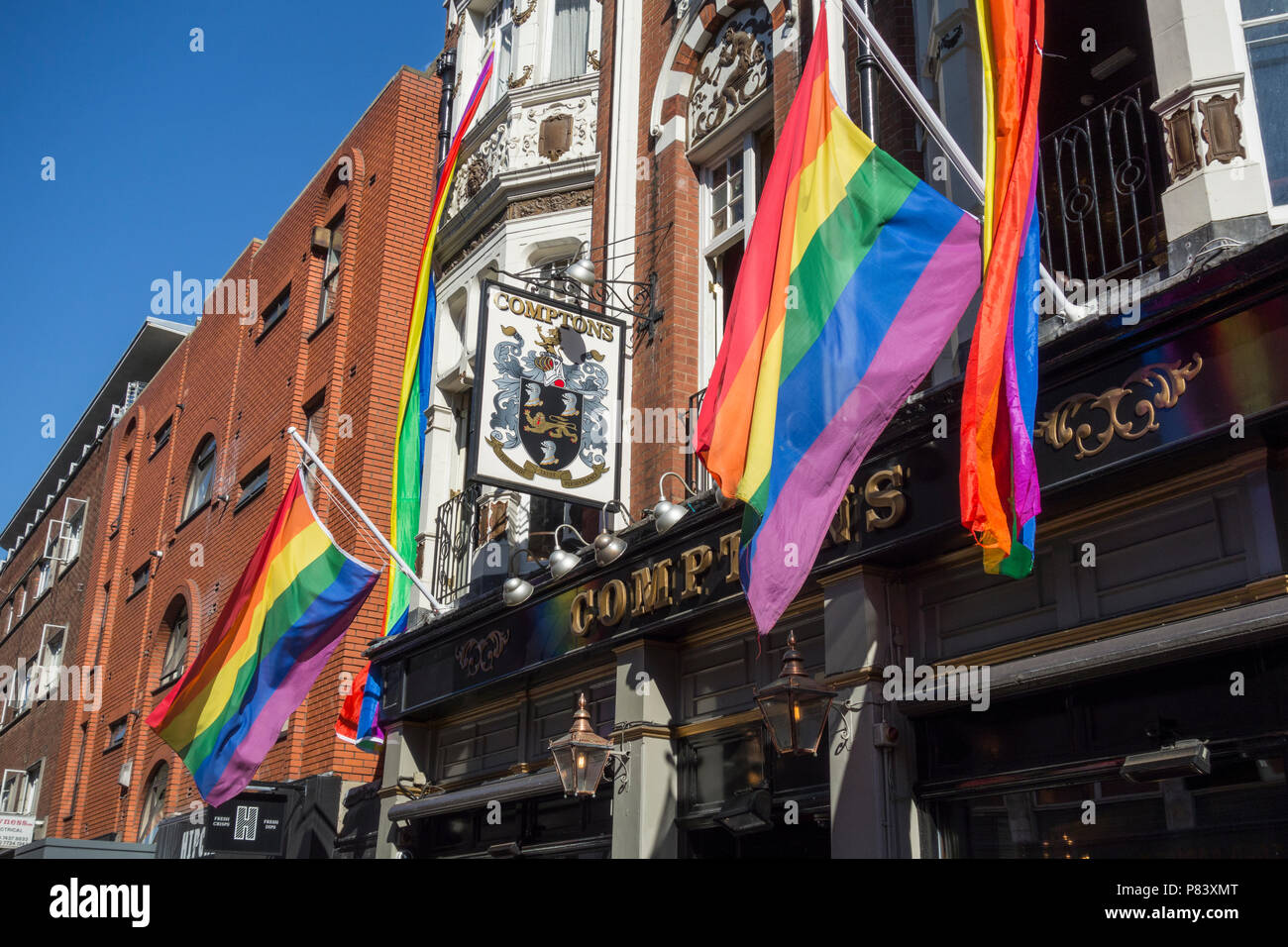 Comptons Public House am Tag nach der jährlichen Stolz in London LGBT-Parade, Soho, London, UK Stockfoto
