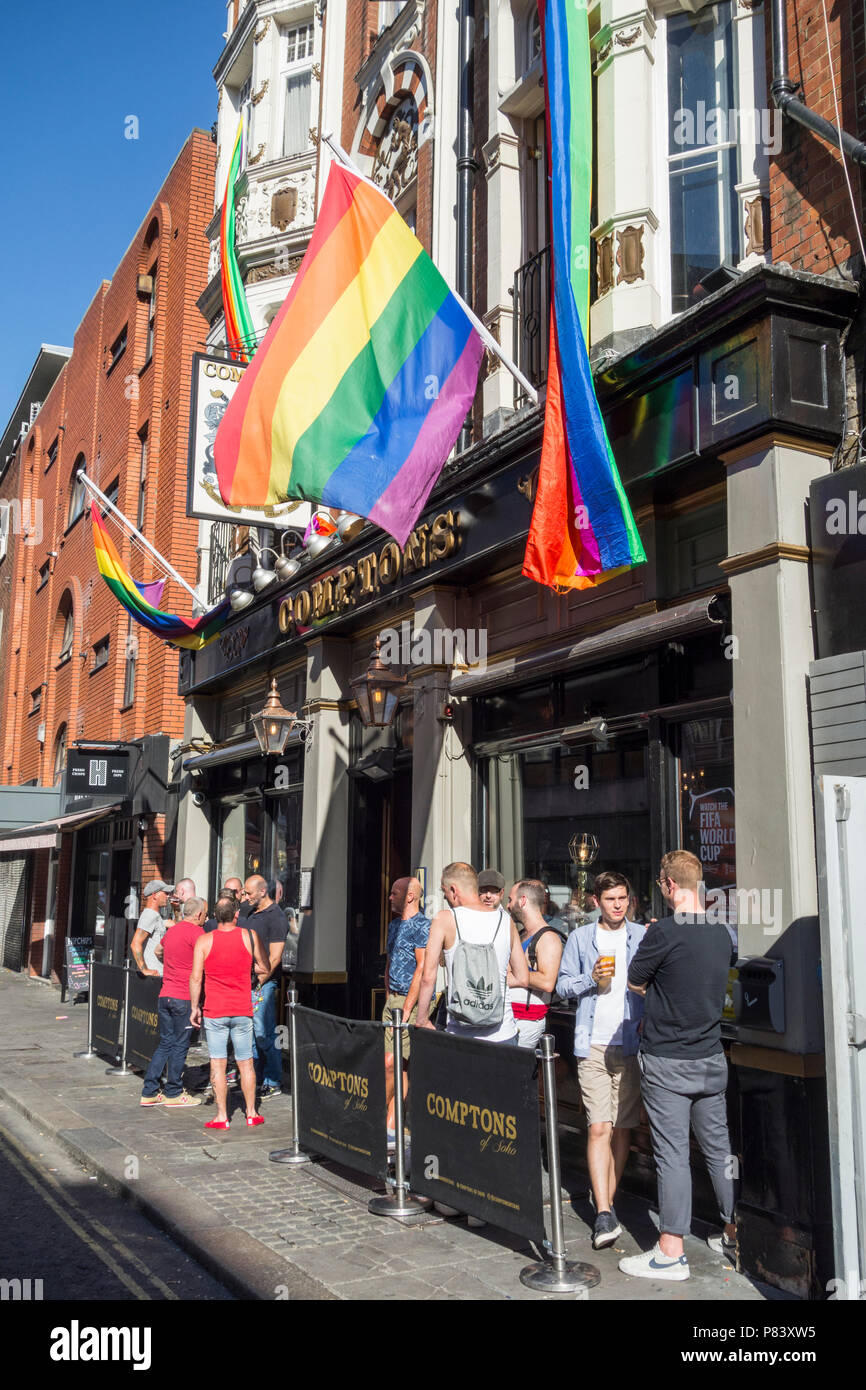 Comptons Public House am Tag nach der jährlichen Stolz in London LGBT-Parade, Soho, London, UK Stockfoto