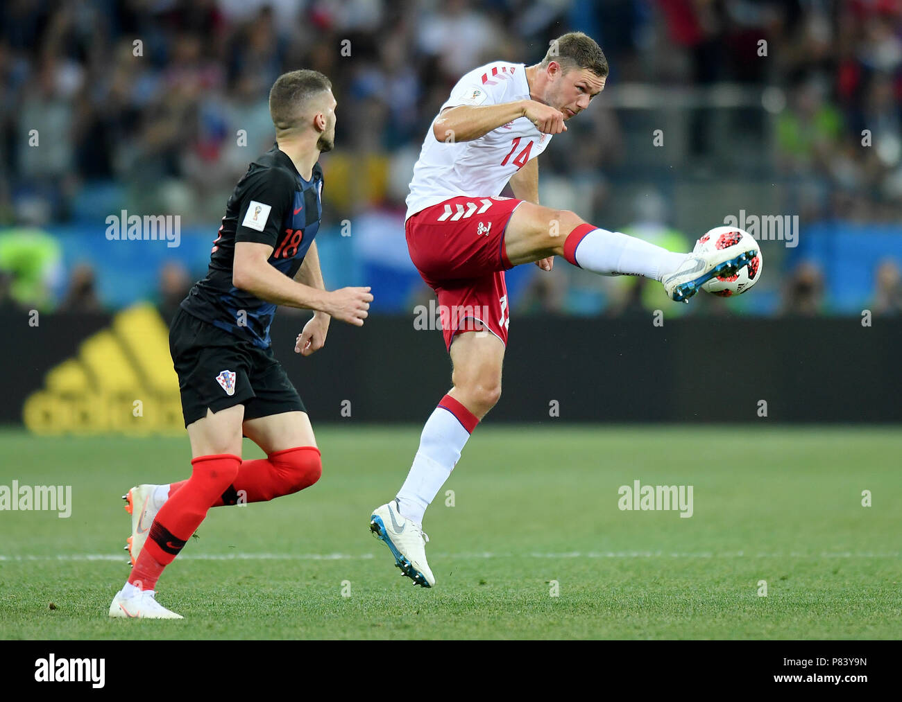 Nischnij Nowgorod, Russland - Juli 01: Henrik Dalsgaard Dänemark steuert die Kugel während der FIFA WM Russland 2018 Umlauf von 16 Match zwischen Kroatien und Dänemark in Nizhny Novgorod Stadion am 1. Juli 2018 in Nischni Nowgorod, Russland. (Foto von Lukasz Laskowski/PressFocus/MB Medien) Stockfoto