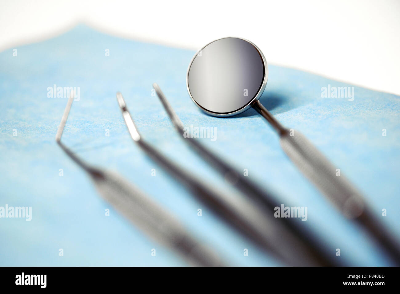 Nahaufnahme der Zahnarzt Werkzeuge vor blauem Hintergrund Stockfoto
