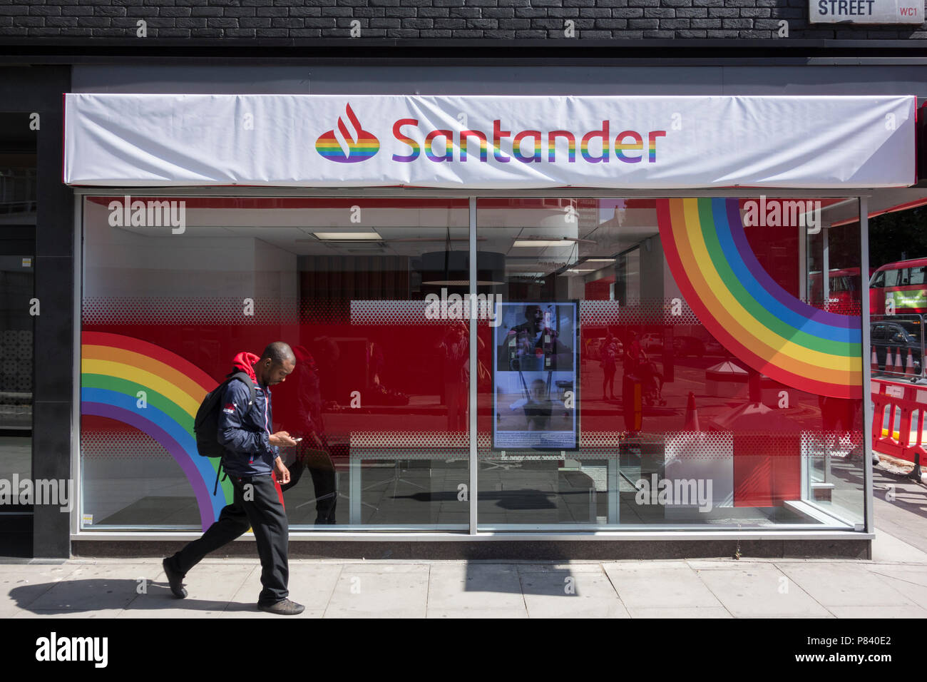 Zu feiern Stolz Monat Santander haben ihre Tottenham Court Road Zweig mit einem bunten LGBT Vielfalt Regenbogen, London, UK eingerichtet Stockfoto