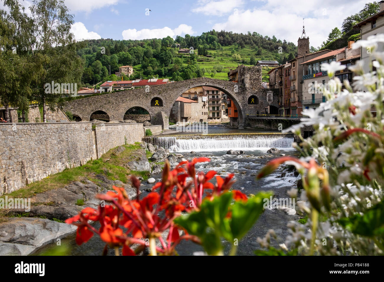 Pont Neu, aus dem 12. Jahrhundert, buckligen Brücke über den Fluss Ter in Llanars Dorf in den katalanischen Pyrenäen, Spanien Stockfoto
