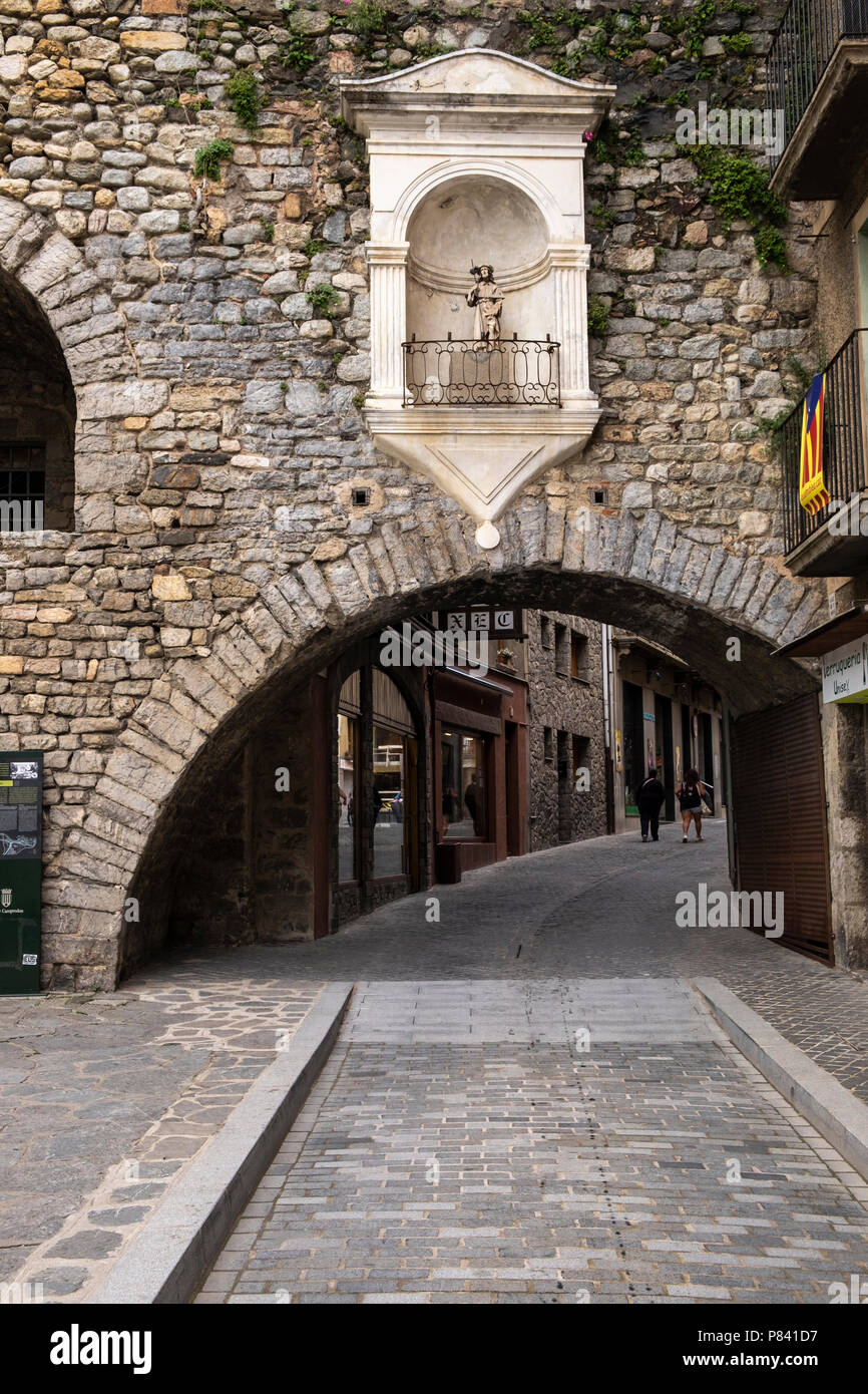 Statue der Heiligen in einer Nische auf der Pont Neu, aus dem 12. Jahrhundert, buckligen Brücke über den Fluss Ter in Llanars Dorf in den katalanischen Pyrenäen, Stockfoto