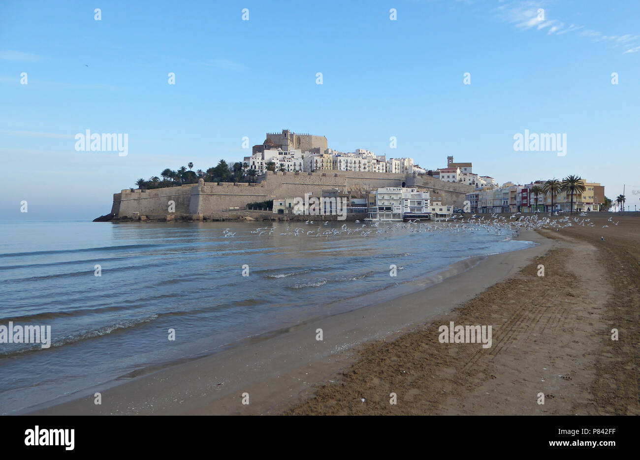 Der Strand von Peniscola Spanien ein spanisches Resort vor allem für spanische Touristen Stockfoto