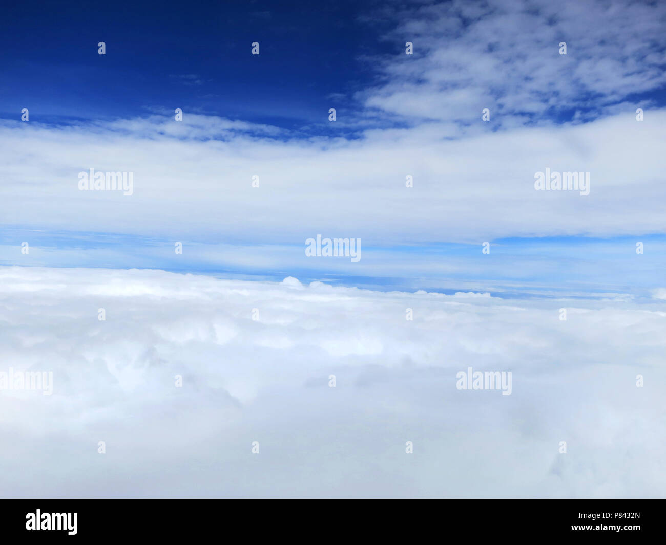 Wolken boven Bogota, Kolumbien gemaakt vanuit het Vliegtuig; Wolken über Bogotá, Kolumbien, aus einem Flugzeug genommen Stockfoto