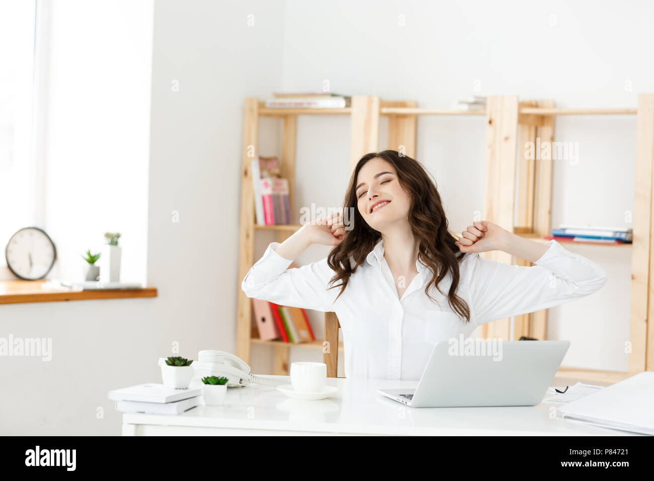 Gelangweilte Geschäftsleute: Frau am Schreibtisch mit geschlossenen Augen und Gähnen sitzen. Junge kaukasier Business woman in Ihrem Büro. Stockfoto