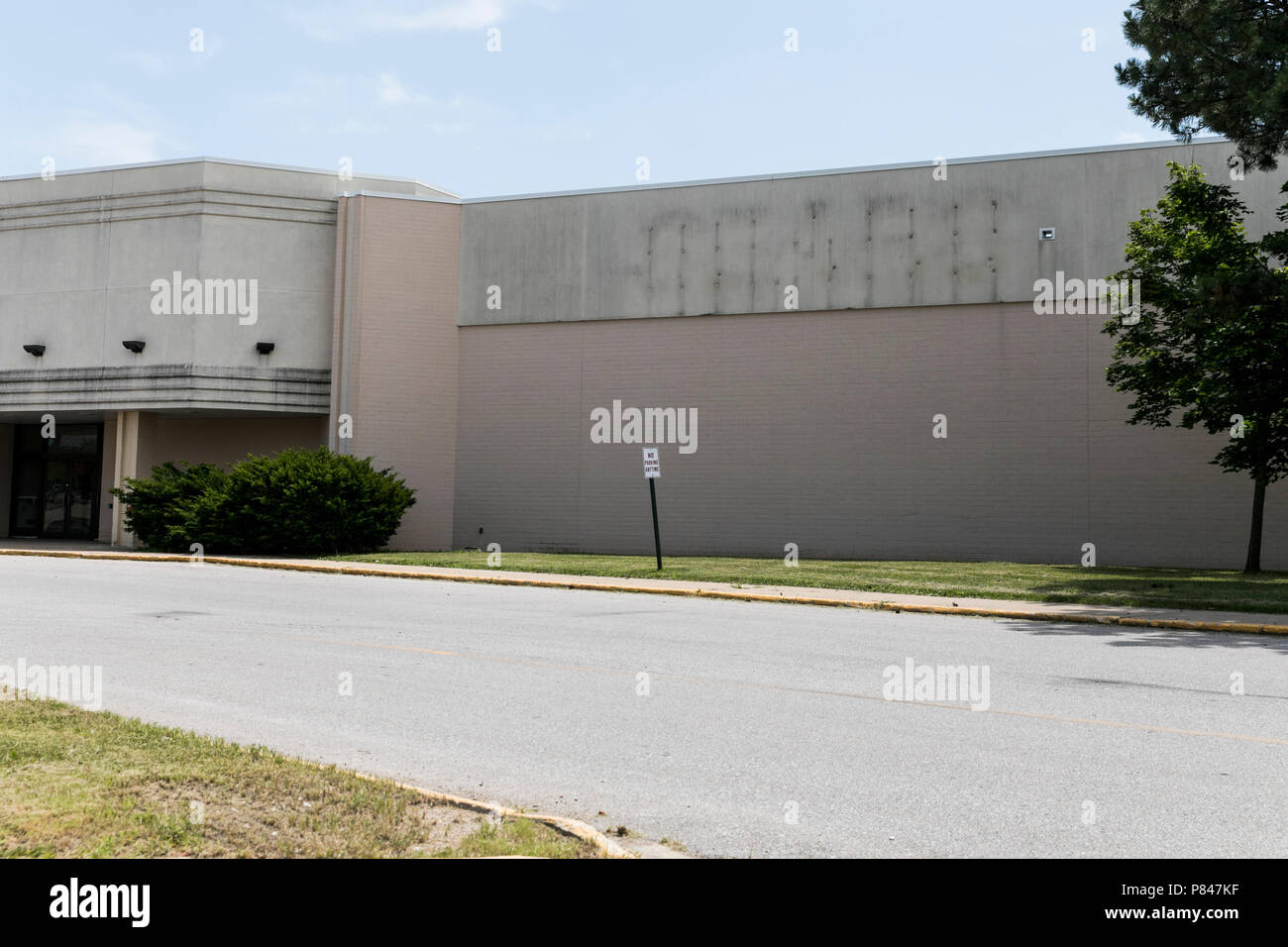 Die Umrisse einer logo Zeichen außerhalb eines verlassenen Sears Retail Store in Des Moines, Iowa, wurde am 30. Juni 2018. Stockfoto