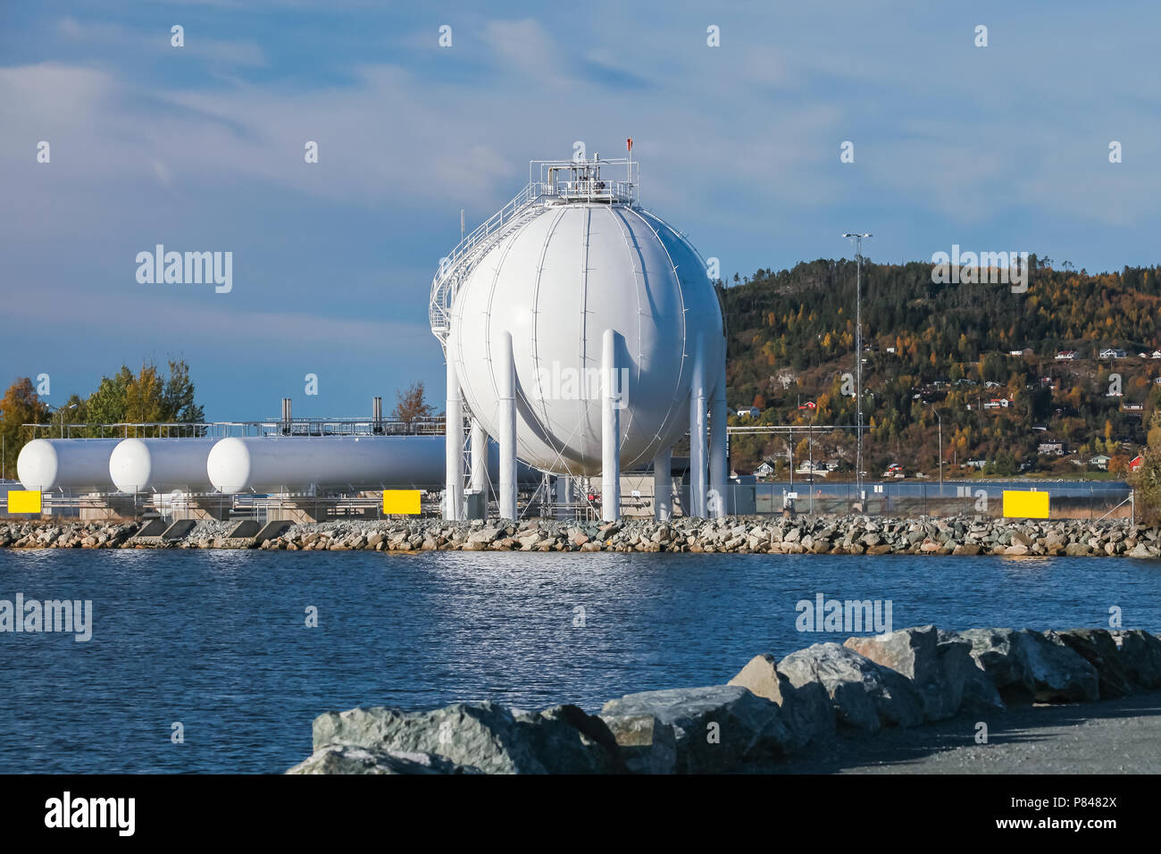 Weißen kugelförmigen Gasspeicher steht an der Küste in Stjordal, Norwegen Stockfoto