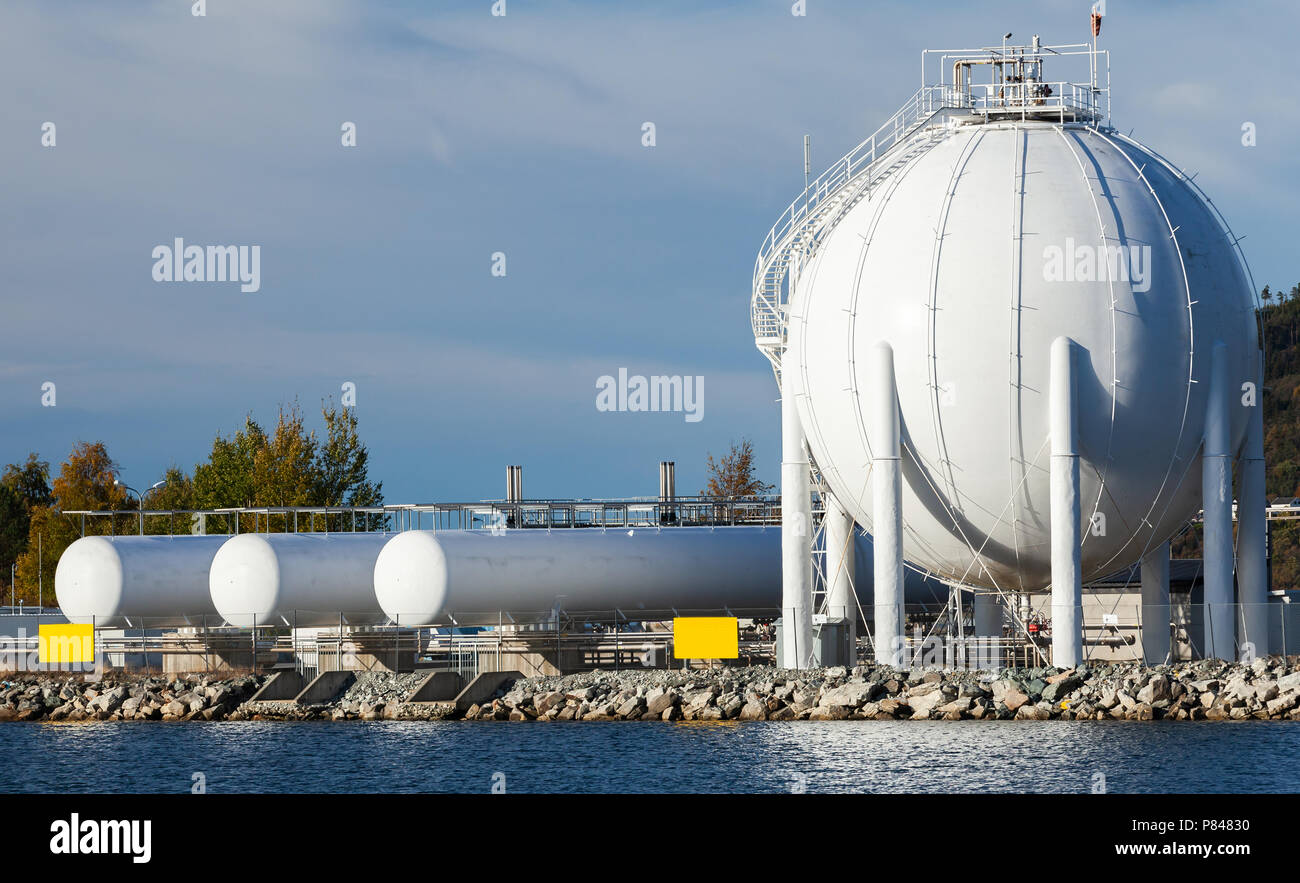 Modernes weißes kugelförmigen Gasspeicher steht an der Küste in der Nähe von Trondheim Airport, Nahaufnahme Stockfoto