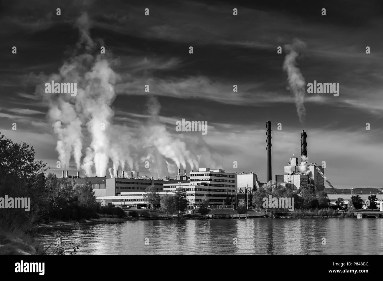 Norwegische schwarze und weiße Landschaft mit zellstofffabrik Fabrik in Skogn, Norwegen Stockfoto