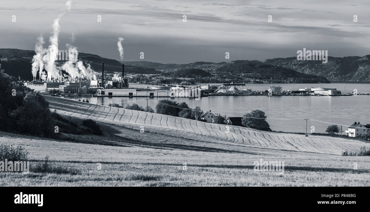 Norwegische monochrome Panoramablick auf die Landschaft mit zellstofffabrik Fabrik in Skogn, Norwegen Stockfoto