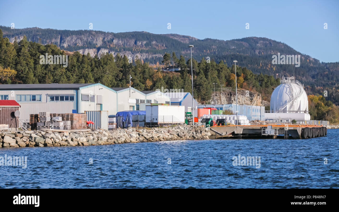 Mit Blick auf den Hafen mit weißen kugelförmigen Gasspeicher steht an der Küste in Norwegen Stockfoto