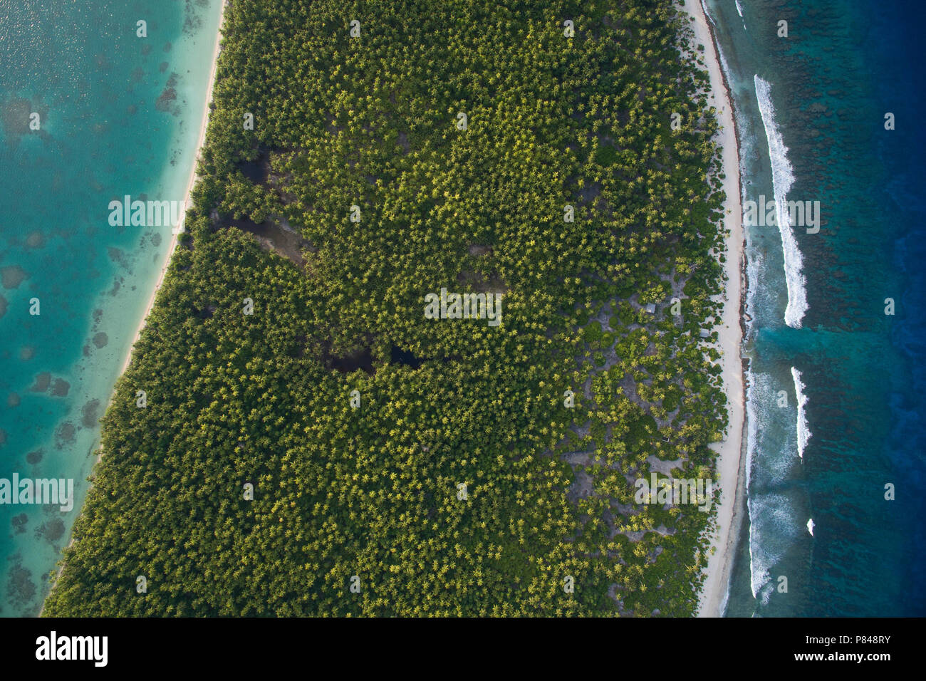 Luftaufnahme von orona Insel, eine unbewohnte Insel im Phoenix Islands, Kiribati. Sichtbar ist die Lagune, Atoll und den Pazifischen Ozean. Stockfoto